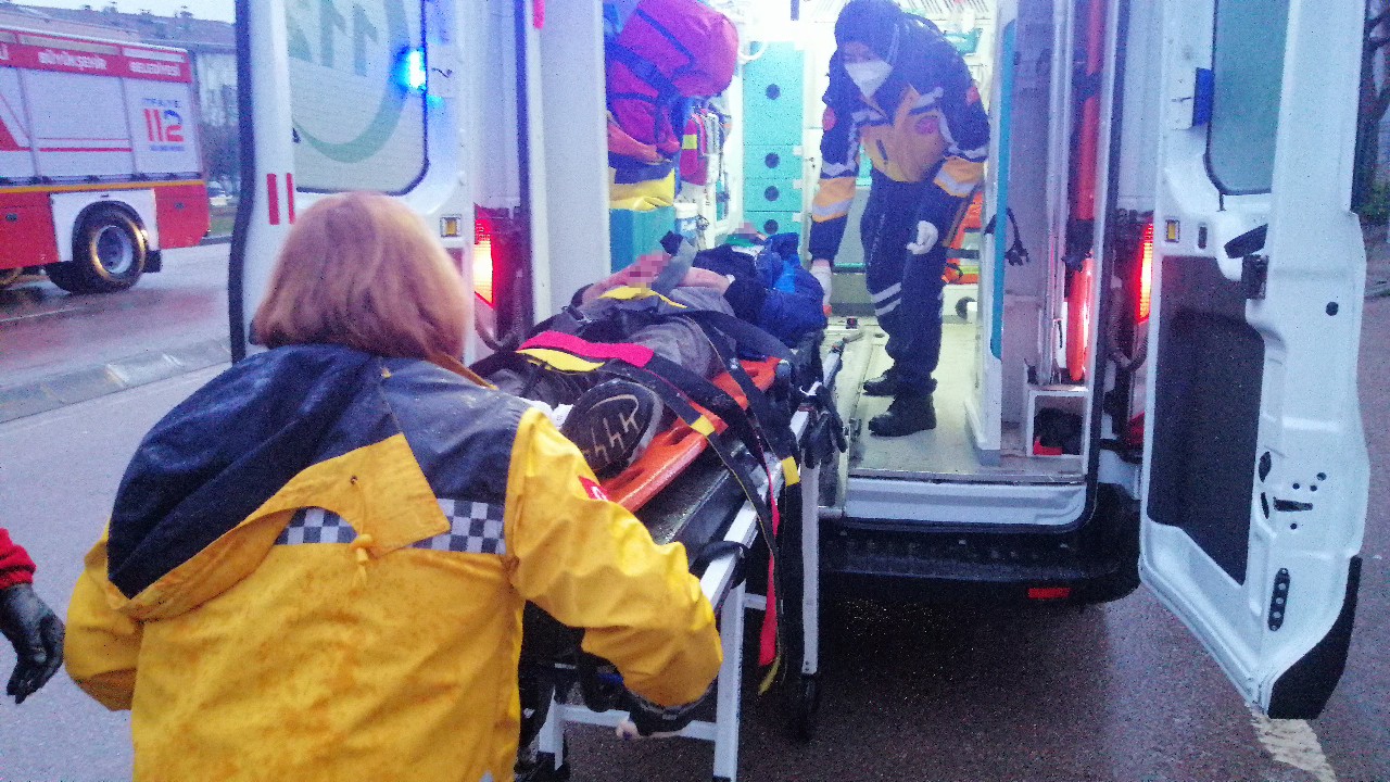 Bu otomobilden sağ çıktılar Kocaeli’de seyir halindeki otomobil aydınlatma direğine çarptı. Kaza sebebiyle otomobil parçalanıp hurdaya dönerken, 2 kişi yaralandı. Kaza ...