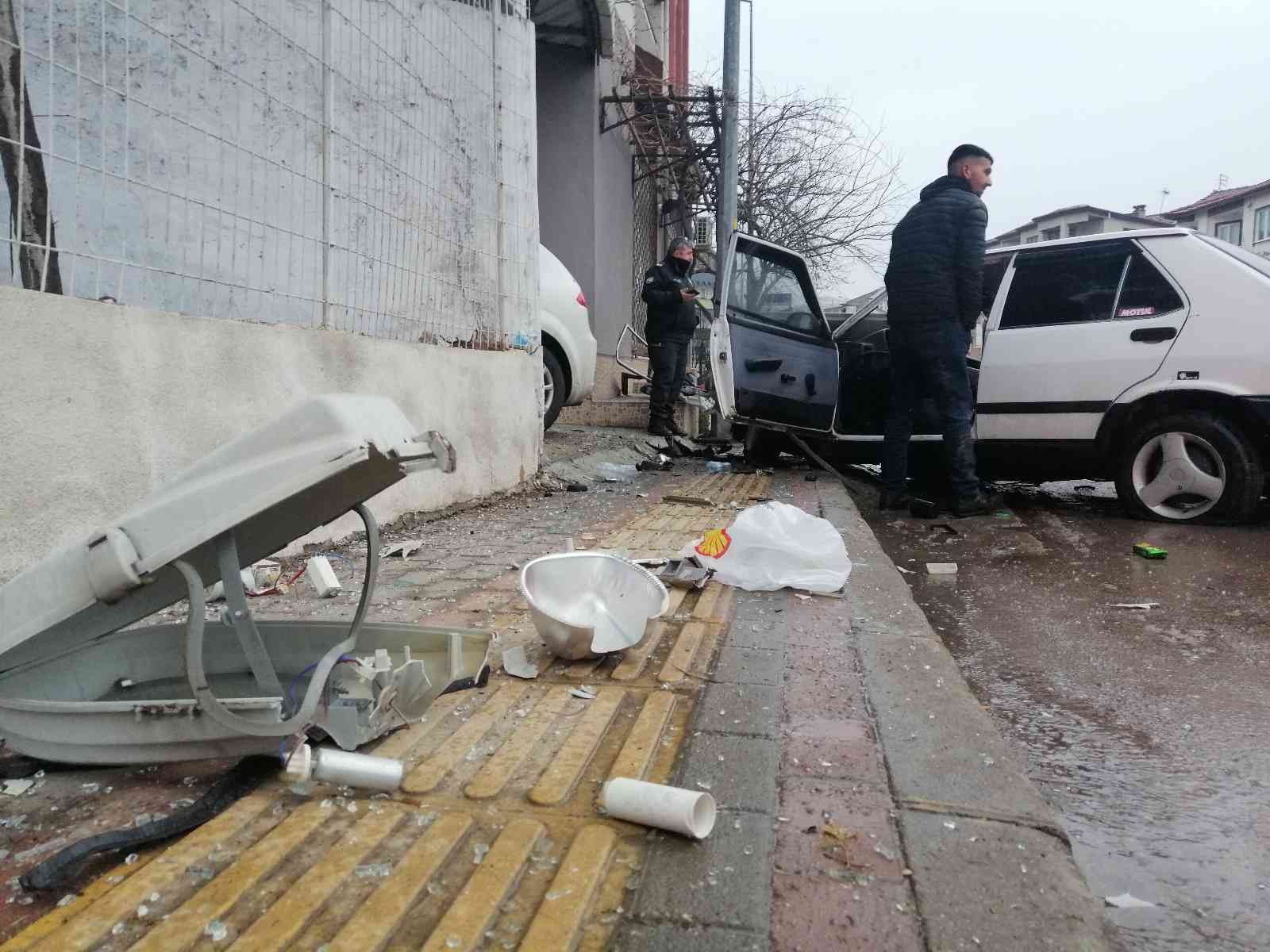 Bu otomobilden sağ çıktılar Kocaeli’de seyir halindeki otomobil aydınlatma direğine çarptı. Kaza sebebiyle otomobil parçalanıp hurdaya dönerken, 2 kişi yaralandı. Kaza ...