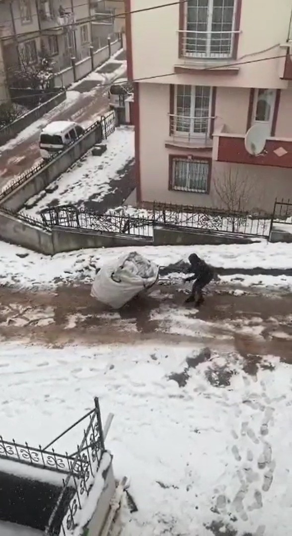 Bu yardım yürekleri ısıttı KOCAELİ(İHA) – Kocaeli’de geri dönüşüm atığı toplayan bir şahıs yoğun kar yağışı altında yokuşu çıkamayınca yardımına vatandaşlar yetişti. Ortaya ...