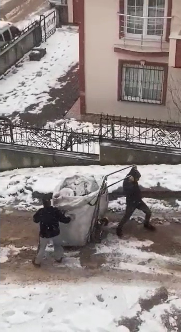 Bu yardım yürekleri ısıttı KOCAELİ(İHA) – Kocaeli’de geri dönüşüm atığı toplayan bir şahıs yoğun kar yağışı altında yokuşu çıkamayınca yardımına vatandaşlar yetişti. Ortaya ...