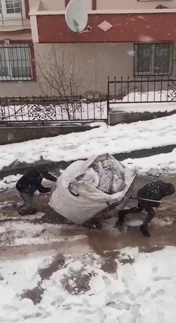 Bu yardım yürekleri ısıttı KOCAELİ(İHA) – Kocaeli’de geri dönüşüm atığı toplayan bir şahıs yoğun kar yağışı altında yokuşu çıkamayınca yardımına vatandaşlar yetişti. Ortaya ...