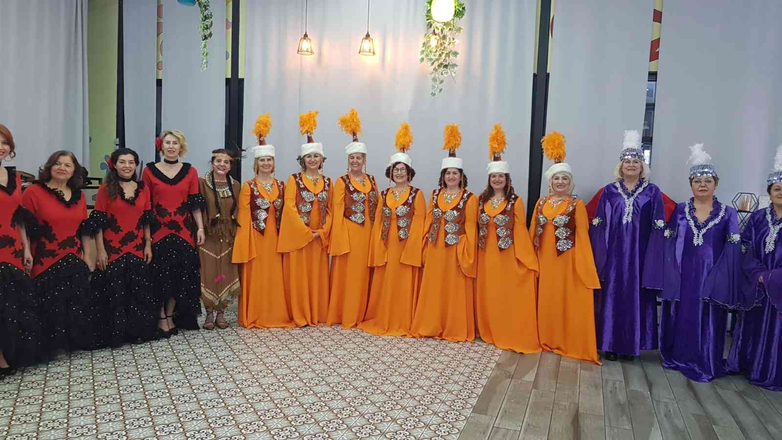 Bursa Nilüfer Kadın Korosu karnaval yolcusu Bursa Nilüfer Kadın Korosu Adana’da düzenlenen ve Türkiye’nin tek karnavalı olan Uluslararası Portakal Çiçeği Karnavalı’nda Bursa’yı Adana’da ...