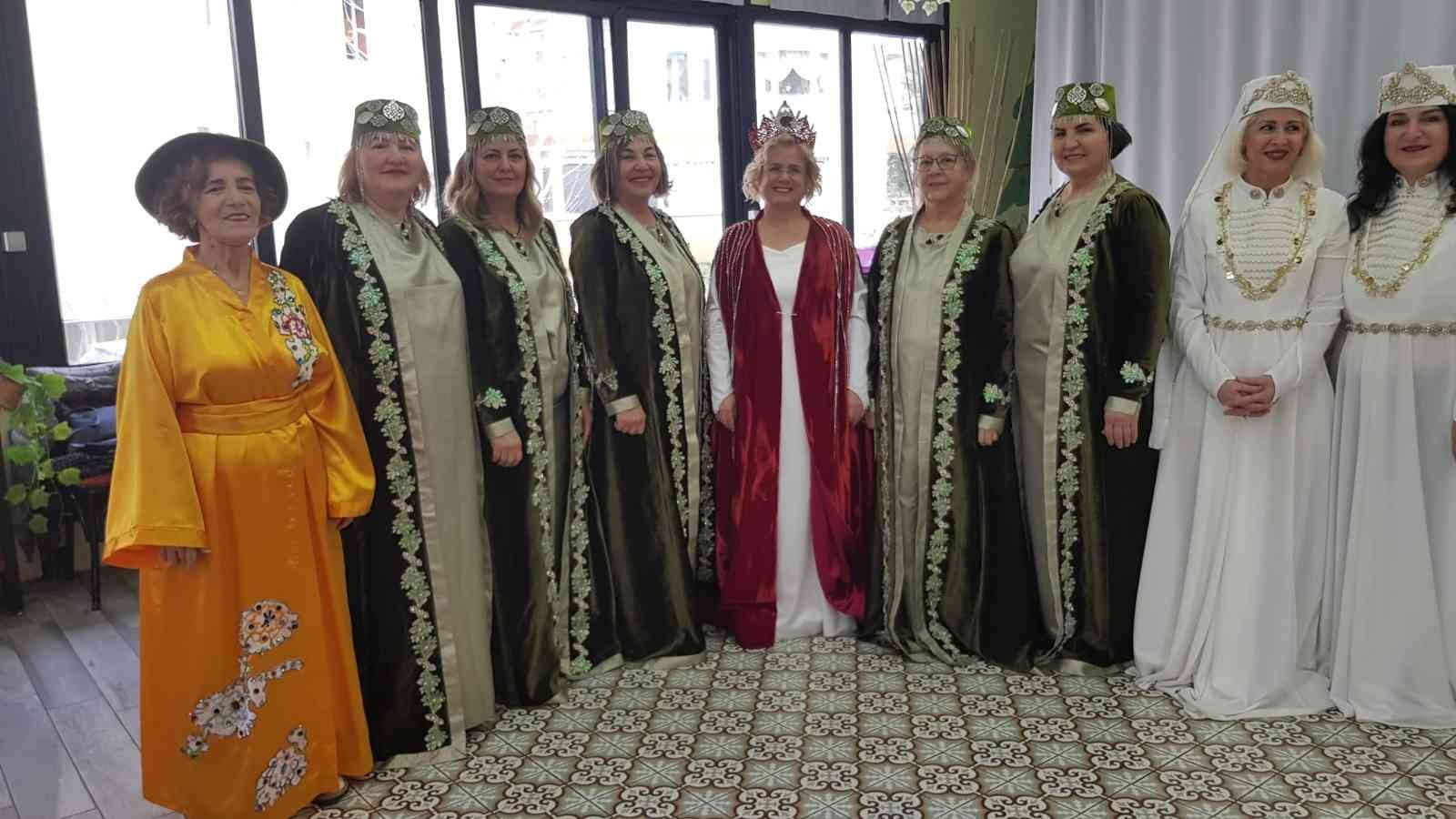 Bursa Nilüfer Kadın Korosu karnaval yolcusu Bursa Nilüfer Kadın Korosu Adana’da düzenlenen ve Türkiye’nin tek karnavalı olan Uluslararası Portakal Çiçeği Karnavalı’nda Bursa’yı Adana’da ...