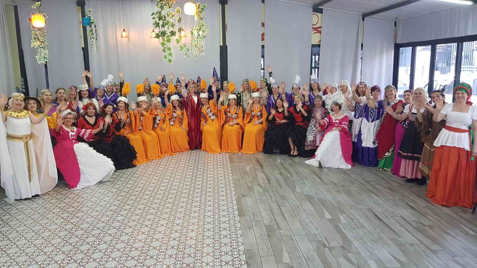 Bursa Nilüfer Kadın Korosu karnaval yolcusu Bursa Nilüfer Kadın Korosu Adana’da düzenlenen ve Türkiye’nin tek karnavalı olan Uluslararası Portakal Çiçeği Karnavalı’nda Bursa’yı Adana’da ...