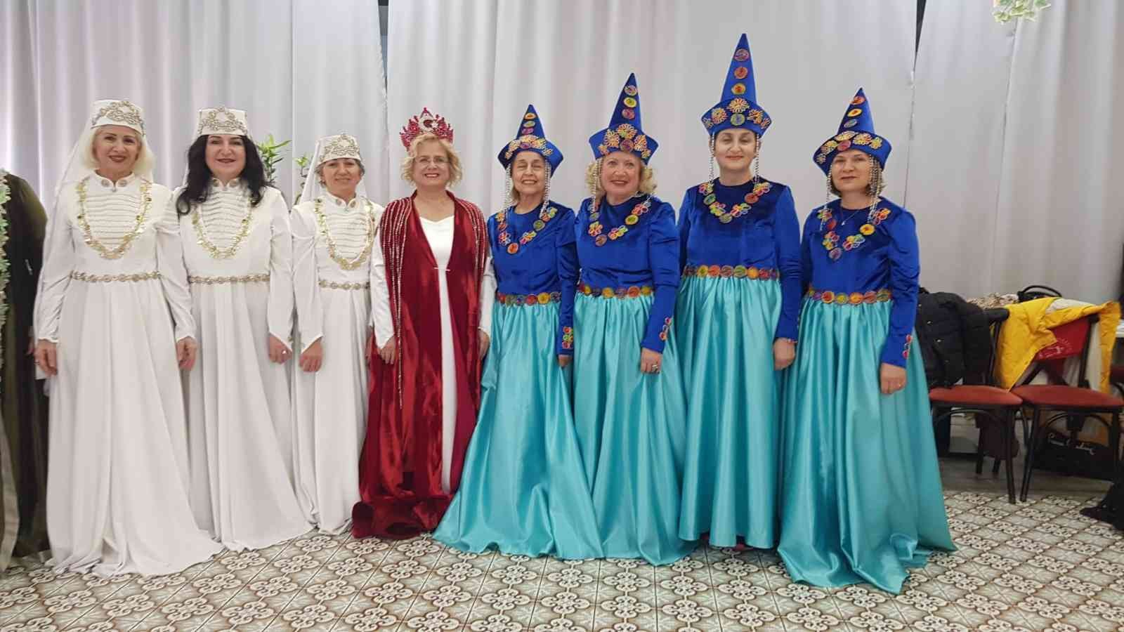 Bursa Nilüfer Kadın Korosu karnaval yolcusu Bursa Nilüfer Kadın Korosu Adana’da düzenlenen ve Türkiye’nin tek karnavalı olan Uluslararası Portakal Çiçeği Karnavalı’nda Bursa’yı Adana’da ...