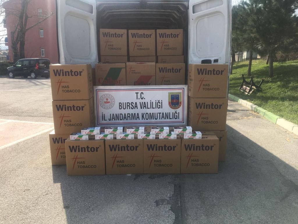 Bursa’da 1,5 milyon liralık kaçak sigara ele geçirildi Bursa İl Jandarma Komutanlığı ekipleri tarafından yapılan baskında piyasa değeri 1,5 milyon lira olan 637 bin 500 adet sigara, 1 buçuk milyon ...