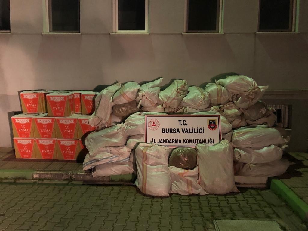 Bursa’da 1,5 milyon liralık kaçak sigara ele geçirildi Bursa İl Jandarma Komutanlığı ekipleri tarafından yapılan baskında piyasa değeri 1,5 milyon lira olan 637 bin 500 adet sigara, 1 buçuk milyon ...