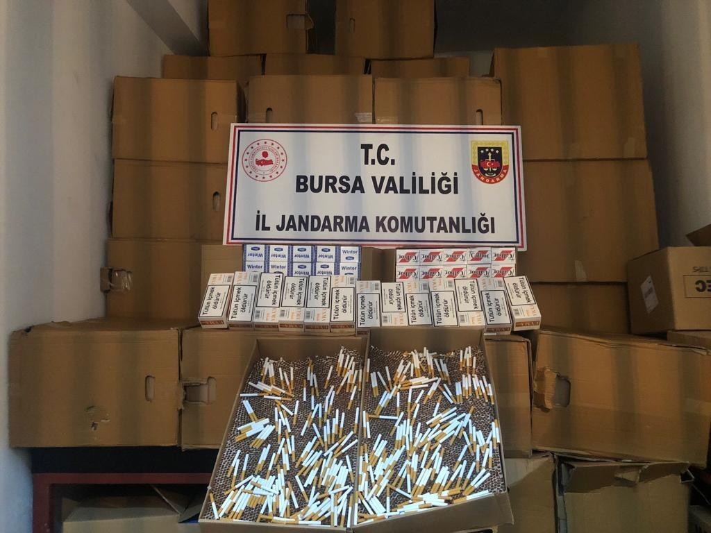 Bursa’da 1,5 milyon liralık kaçak sigara ele geçirildi Bursa İl Jandarma Komutanlığı ekipleri tarafından yapılan baskında piyasa değeri 1,5 milyon lira olan 637 bin 500 adet sigara, 1 buçuk milyon ...
