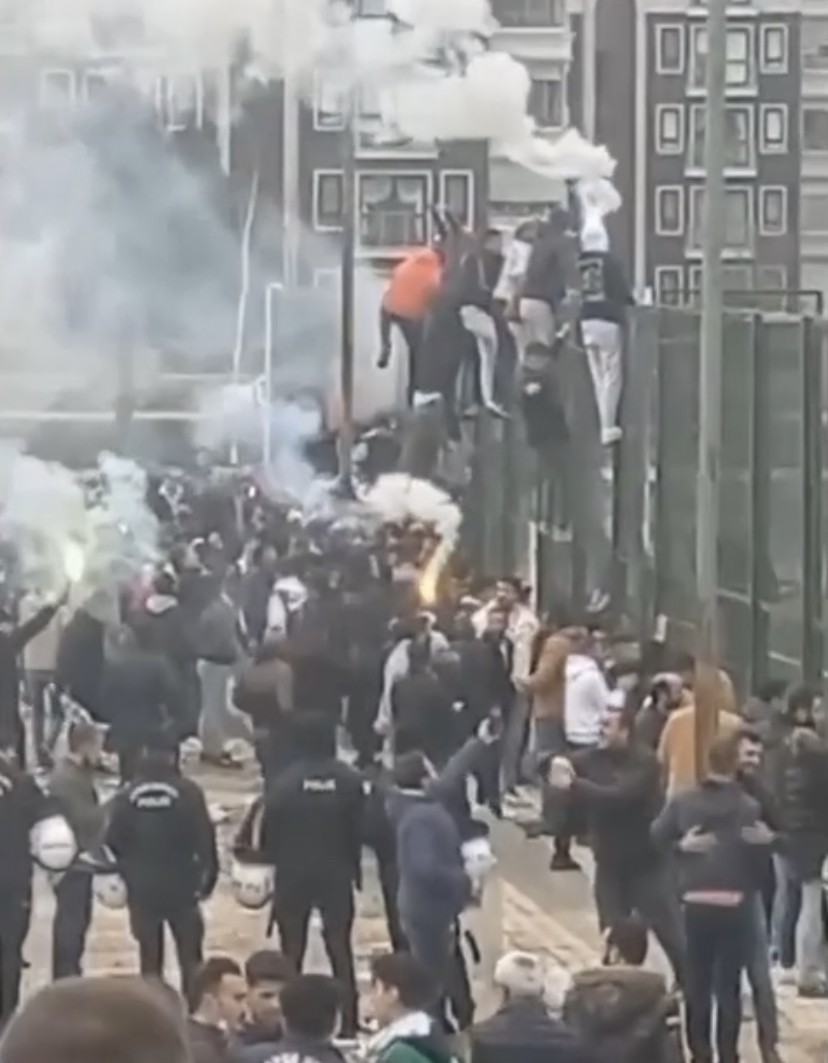 Bursa’da amatör maçta kavga çıktı, çevik kuvvet müdahale etti Bursa’da amatör maçta taraftarlar arasında kavga çıktı. Tekme ve tokatların havada uçtuğu kavgayı çevik kuvvet polisleri ayırdı. Bölgesel Amatör ...