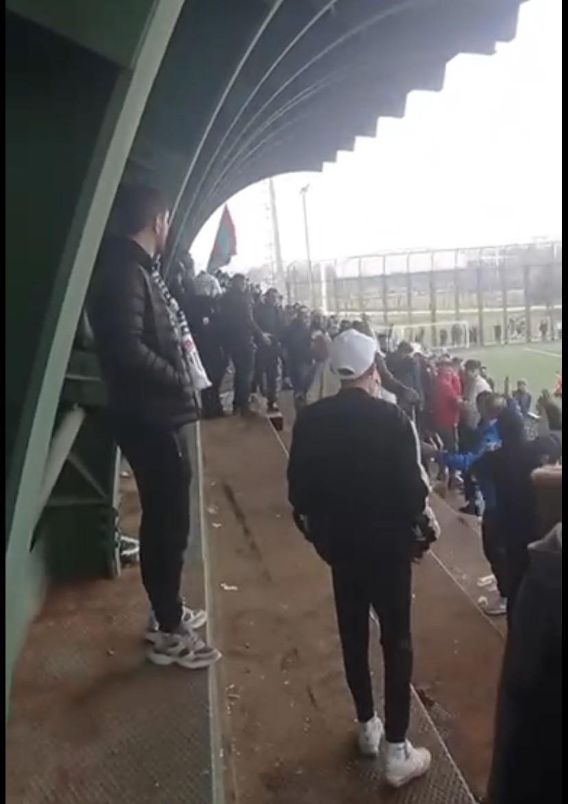 Bursa’da amatör maçta kavga çıktı, çevik kuvvet müdahale etti Bursa’da amatör maçta taraftarlar arasında kavga çıktı. Tekme ve tokatların havada uçtuğu kavgayı çevik kuvvet polisleri ayırdı. Bölgesel Amatör ...