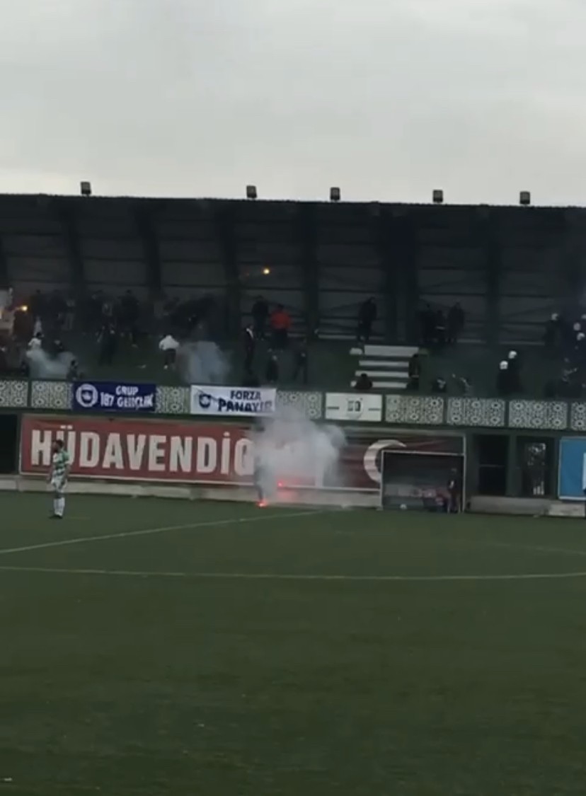 Bursa’da amatör maçta kavga çıktı, çevik kuvvet müdahale etti Bursa’da amatör maçta taraftarlar arasında kavga çıktı. Tekme ve tokatların havada uçtuğu kavgayı çevik kuvvet polisleri ayırdı. Bölgesel Amatör ...