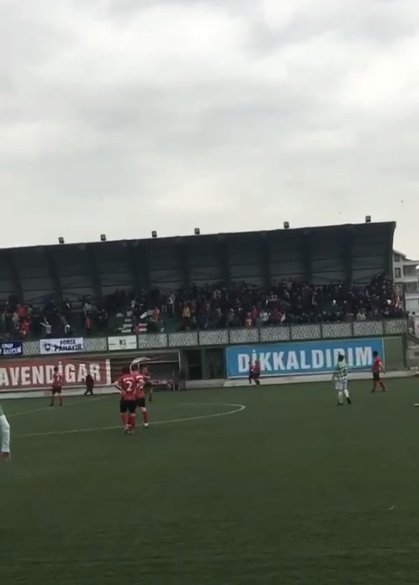 Bursa’da amatör maçta kavga çıktı, çevik kuvvet müdahale etti Bursa’da amatör maçta taraftarlar arasında kavga çıktı. Tekme ve tokatların havada uçtuğu kavgayı çevik kuvvet polisleri ayırdı. Bölgesel Amatör ...