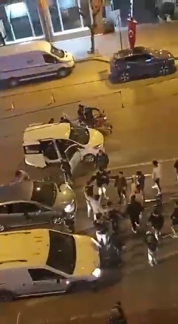 Bursa’da askere giden genci havaya böyle fırlattılar Bursa’da gençler vatani görevine gidecek arkadaşını havaya atarak kutladı. Cadde ortasındaki eğlenceye diğer araç sürücüleri kornalarla destek ...