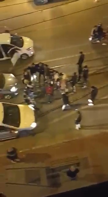 Bursa’da askere giden genci havaya böyle fırlattılar Bursa’da gençler vatani görevine gidecek arkadaşını havaya atarak kutladı. Cadde ortasındaki eğlenceye diğer araç sürücüleri kornalarla destek ...