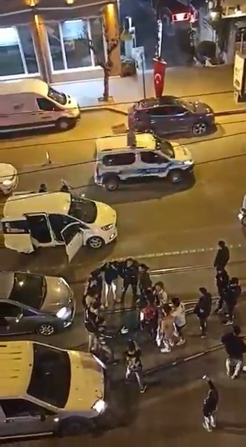 Bursa’da askere giden genci havaya böyle fırlattılar Bursa’da gençler vatani görevine gidecek arkadaşını havaya atarak kutladı. Cadde ortasındaki eğlenceye diğer araç sürücüleri kornalarla destek ...