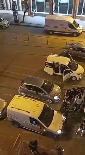 Bursa’da askere giden genci havaya böyle fırlattılar Bursa’da gençler vatani görevine gidecek arkadaşını havaya atarak kutladı. Cadde ortasındaki eğlenceye diğer araç sürücüleri kornalarla destek ...