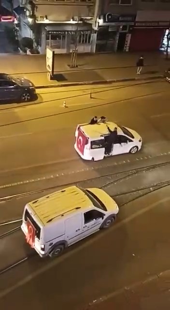 Bursa’da askere giden genci havaya böyle fırlattılar Bursa’da gençler vatani görevine gidecek arkadaşını havaya atarak kutladı. Cadde ortasındaki eğlenceye diğer araç sürücüleri kornalarla destek ...