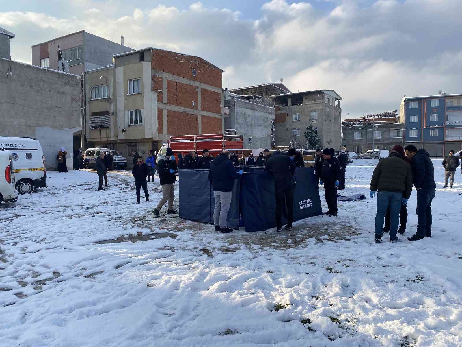 Bursa’da bir kişi boş arsada başından vurulmuş halde ölü olarak bulundu Bursa’da bir kişi, boş arsada başından vurulmuş halde ölü olarak bulundu. Merkez Yıldırım ilçesi Ulus Mahallesi’de bulunan bir arsadan geçen bir ...