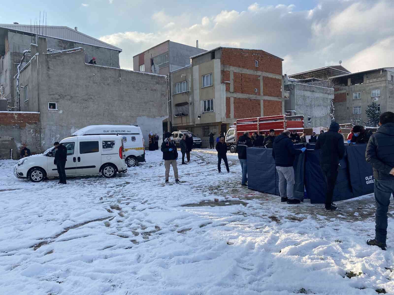 Bursa’da bir kişi boş arsada başından vurulmuş halde ölü olarak bulundu Bursa’da bir kişi, boş arsada başından vurulmuş halde ölü olarak bulundu. Merkez Yıldırım ilçesi Ulus Mahallesi’de bulunan bir arsadan geçen bir ...