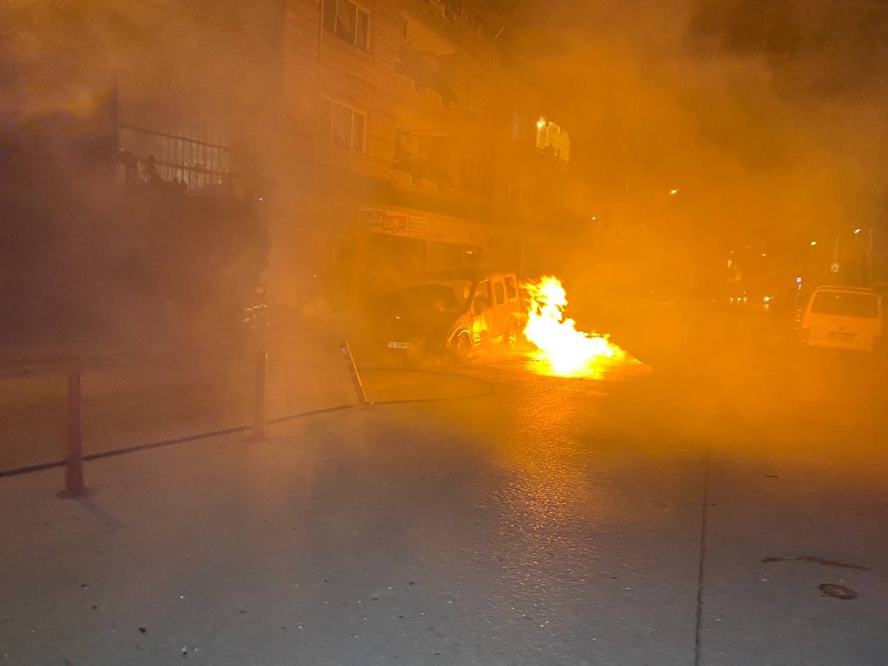 Bursa’da seyir halindeki hafif ticari araç bir anda alev topuna döndü. Araç sürücüsü olan yaşlı adam canını zor kurtarırken gözünün önünde aracı ...