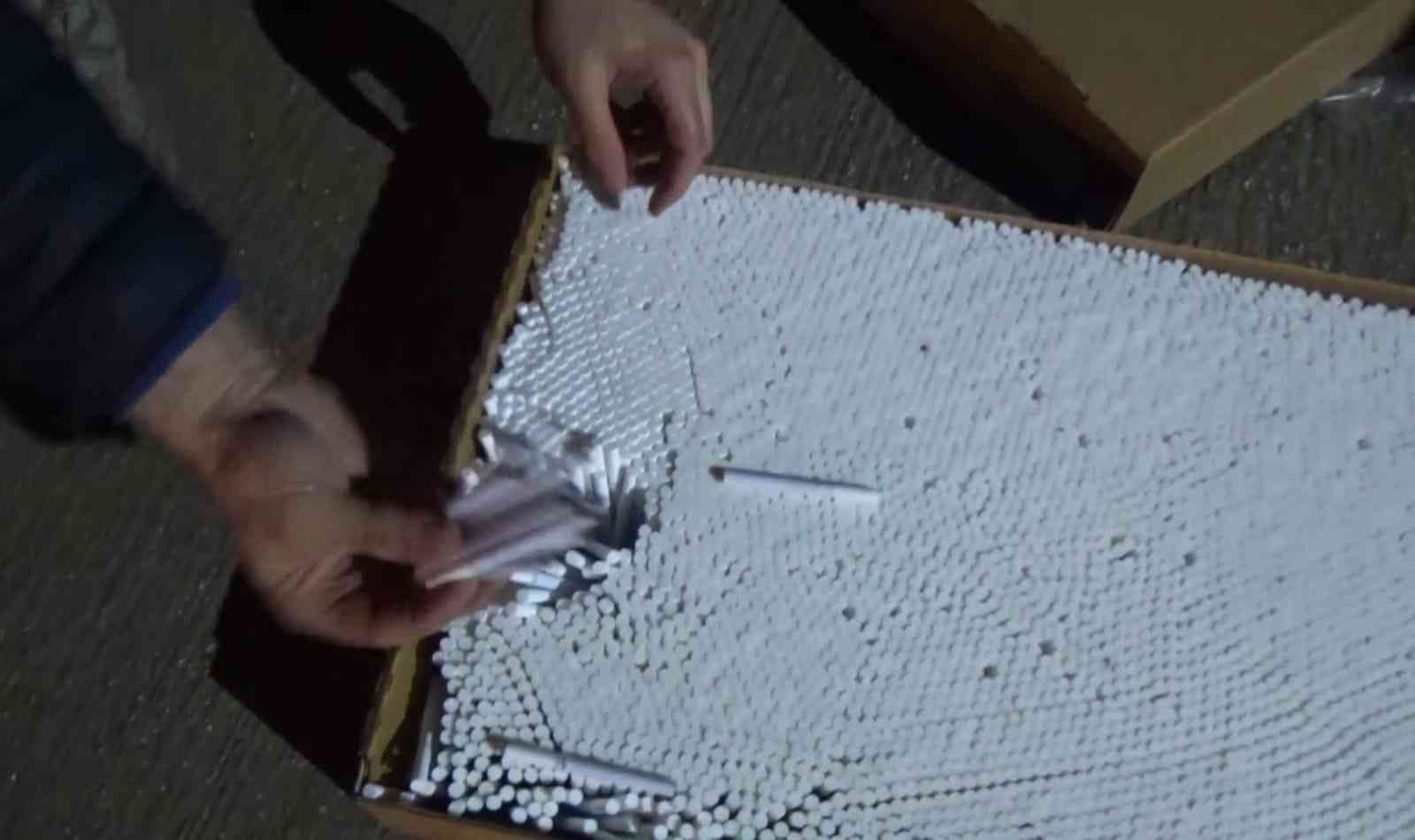 Bursa’da büyük operasyon... 4,5 milyon adet ele geçirildi Bursa’nın İnegöl ilçesinde polis tarafından yapılan operasyonda yem yüklü kamyonda 4,5 milyon adet kaçak s igara ele geçirildi. Nefes kesen ...