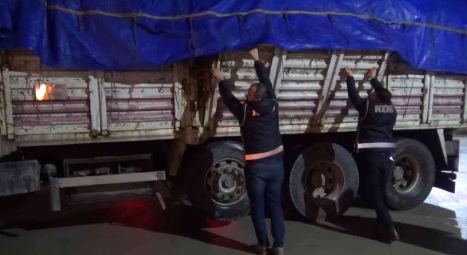 Bursa’da büyük operasyon... 4,5 milyon adet ele geçirildi Bursa’nın İnegöl ilçesinde polis tarafından yapılan operasyonda yem yüklü kamyonda 4,5 milyon adet kaçak s igara ele geçirildi. Nefes kesen ...