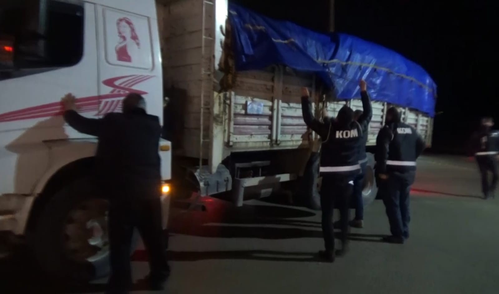 Bursa’da büyük operasyon... 4,5 milyon adet ele geçirildi Bursa’nın İnegöl ilçesinde polis tarafından yapılan operasyonda yem yüklü kamyonda 4,5 milyon adet kaçak s igara ele geçirildi. Nefes kesen ...