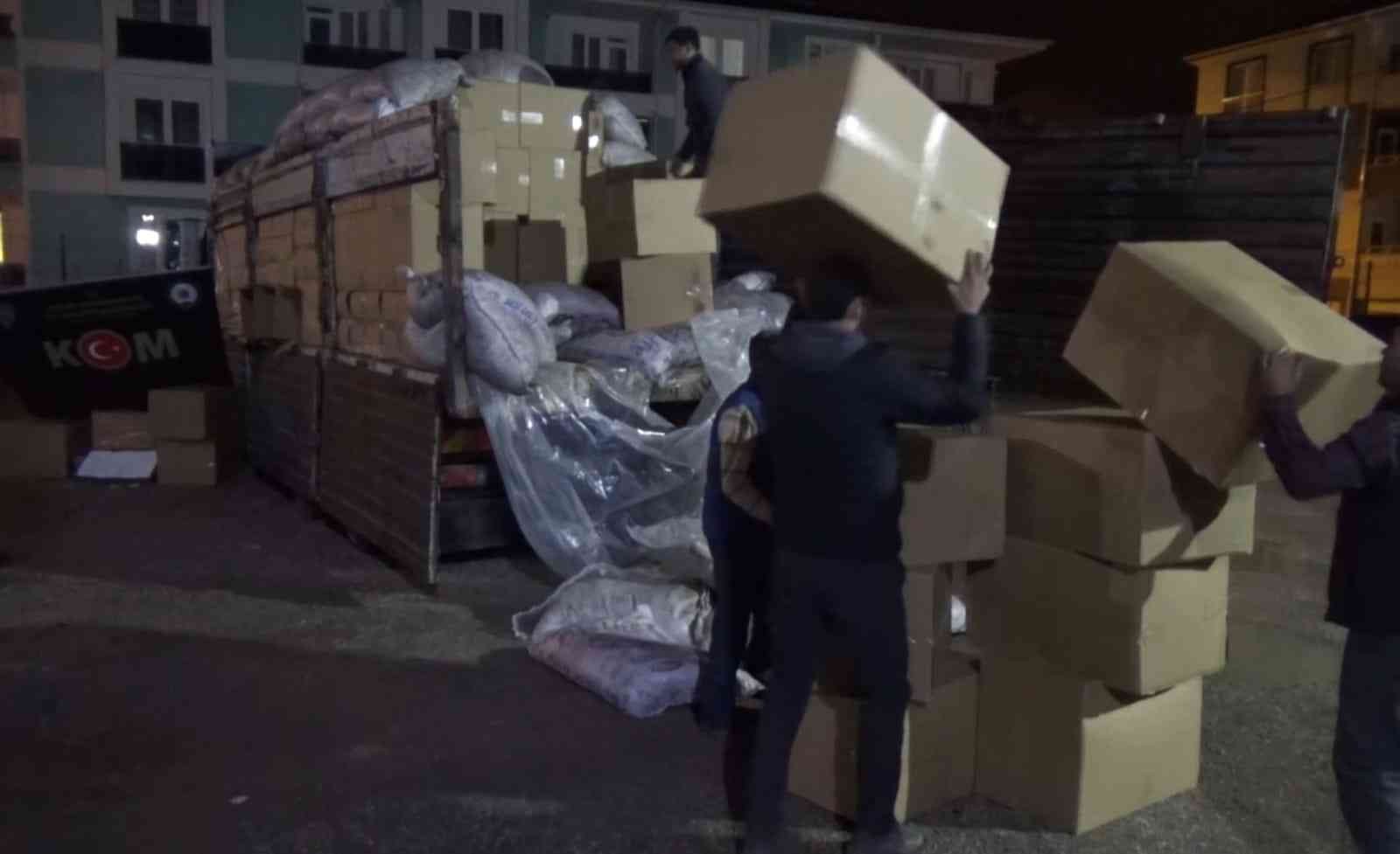 Bursa’da büyük operasyon... 4,5 milyon adet ele geçirildi Bursa’nın İnegöl ilçesinde polis tarafından yapılan operasyonda yem yüklü kamyonda 4,5 milyon adet kaçak s igara ele geçirildi. Nefes kesen ...