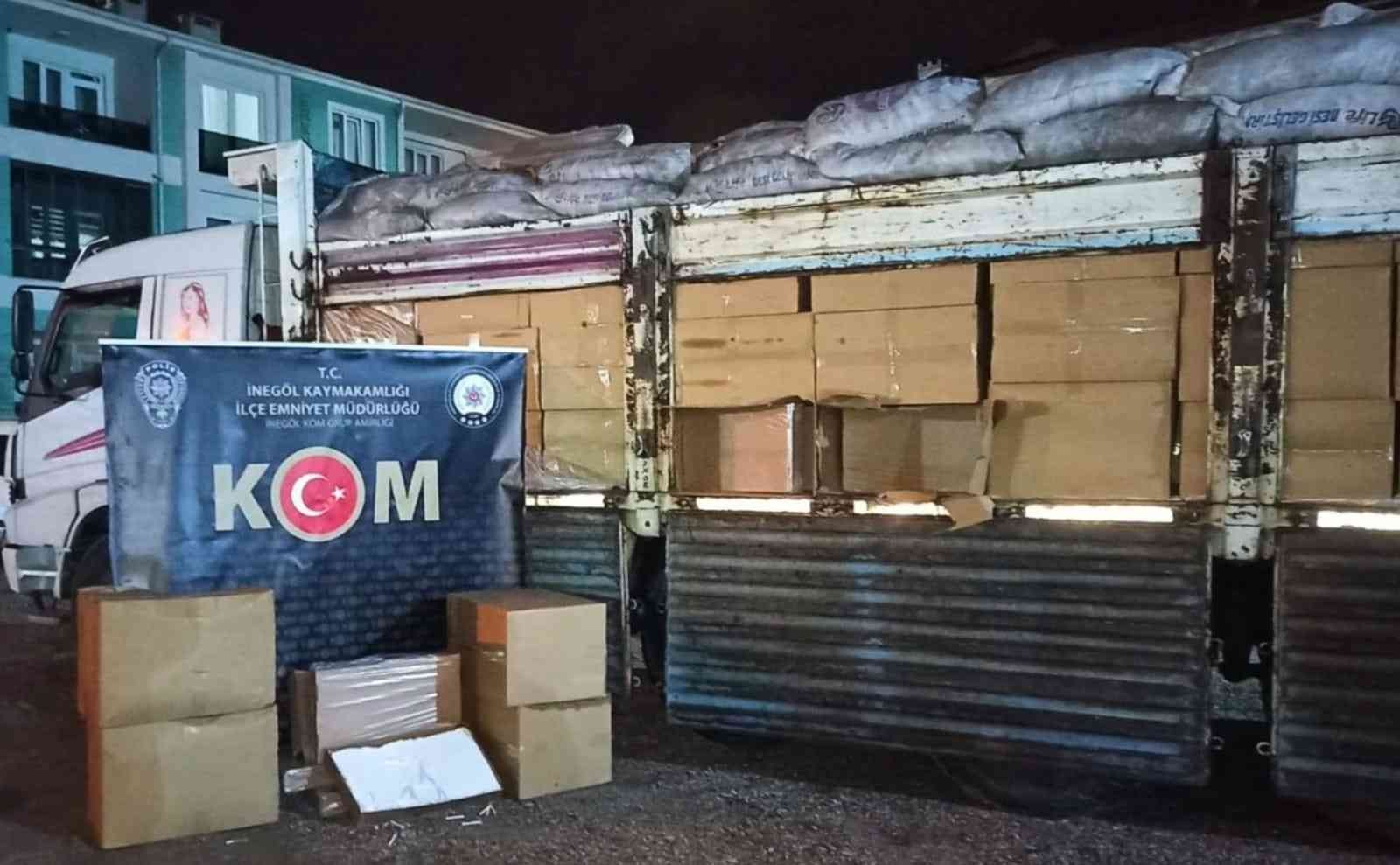 Bursa’da büyük operasyon... 4,5 milyon adet ele geçirildi Bursa’nın İnegöl ilçesinde polis tarafından yapılan operasyonda yem yüklü kamyonda 4,5 milyon adet kaçak s igara ele geçirildi. Nefes kesen ...