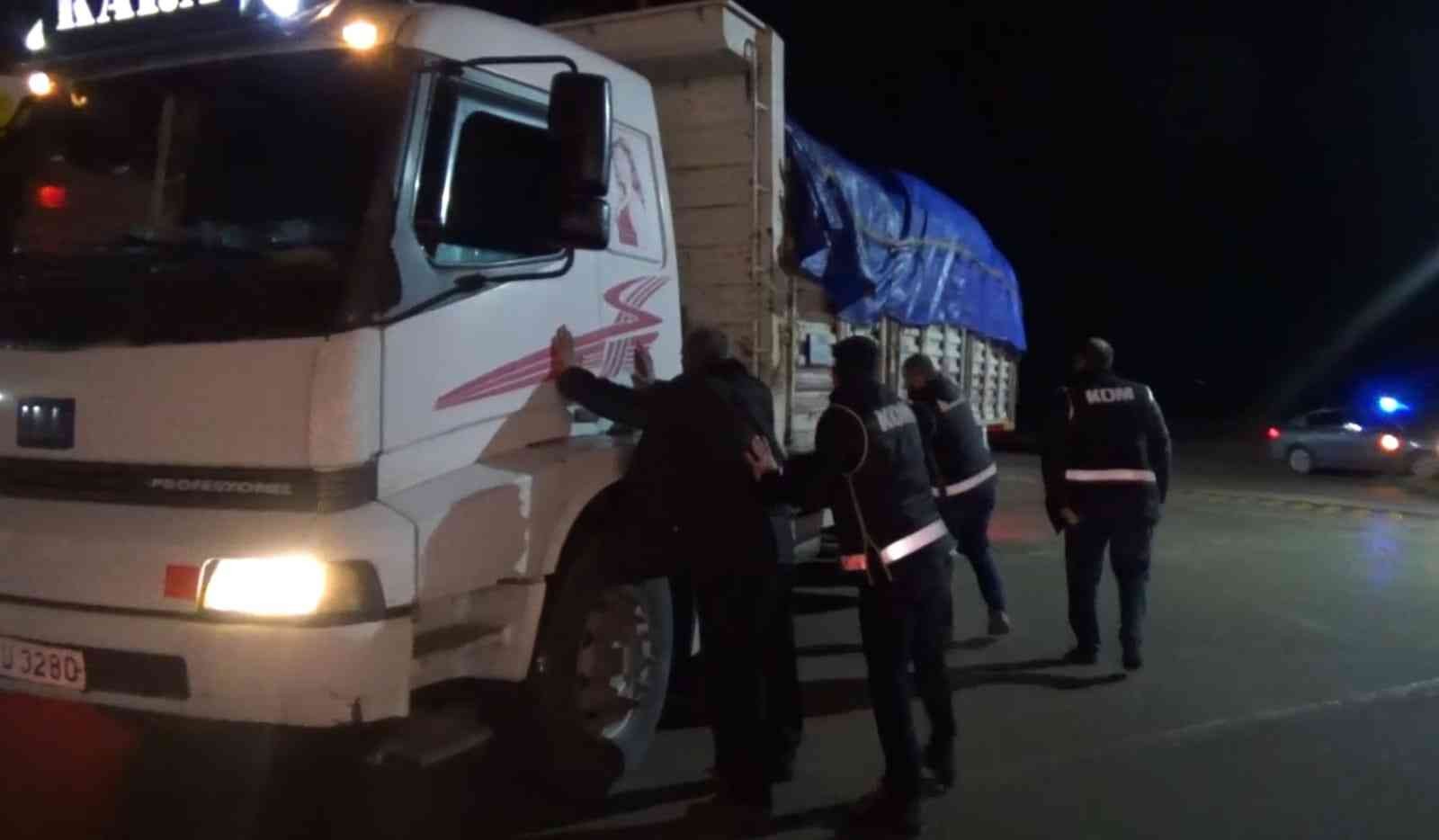 Bursa’da büyük operasyon... 4,5 milyon adet ele geçirildi Bursa’nın İnegöl ilçesinde polis tarafından yapılan operasyonda yem yüklü kamyonda 4,5 milyon adet kaçak s igara ele geçirildi. Nefes kesen ...