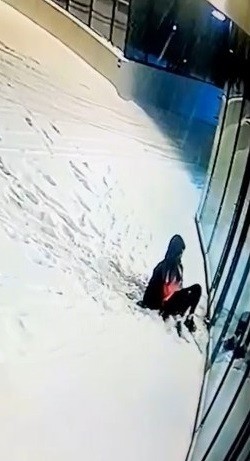 Bursa’da buzda ayağı kayıp düştü, o anlar kamerada Bursa’da kar yağışı kazaları da beraberinde yaşatıyor. Karlı ve buzlu kaldırımda koşan bir kişi ayağı kayınca yere düştü. O anlar kameralara ...