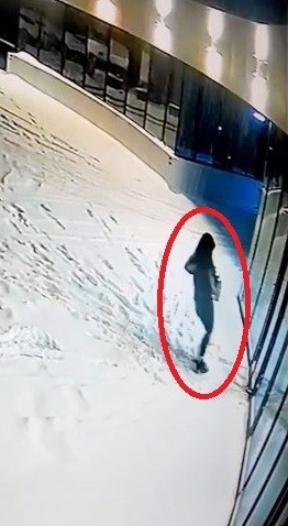 Bursa’da buzda ayağı kayıp düştü, o anlar kamerada Bursa’da kar yağışı kazaları da beraberinde yaşatıyor. Karlı ve buzlu kaldırımda koşan bir kişi ayağı kayınca yere düştü. O anlar kameralara ...