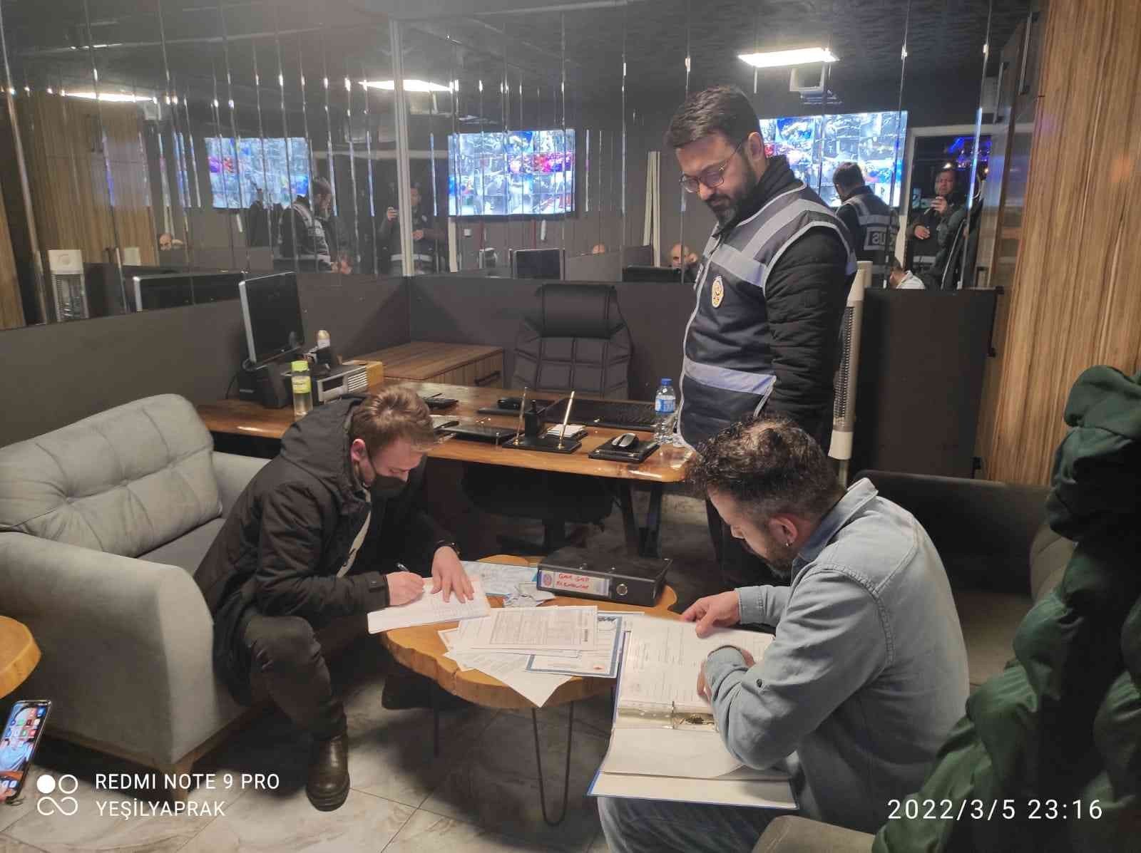 Bursa’da ’’Çakır’’ uygulaması Bursa’da Asayiş Şube Müdürlüğü ekipleri, trafik ve İlçe Emniyet Müdürlüğü ekipleri Görükle bölgesinde ’’Çakır’’ uygulaması yaptı. Uygulamada 39 ...