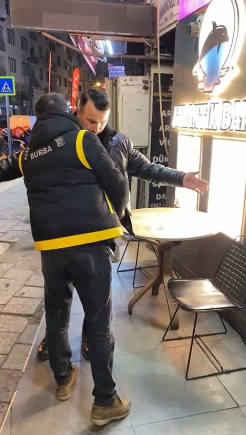 Bursa’da ’’Çakır’’ uygulaması Bursa’da Asayiş Şube Müdürlüğü ekipleri, trafik ve İlçe Emniyet Müdürlüğü ekipleri Görükle bölgesinde ’’Çakır’’ uygulaması yaptı. Uygulamada 39 ...