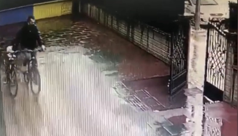 Bursa’da çaldığı bisikleti bisiklet sürerek götürdü Bursa’da bisikletle siteye gelen şüpheli, çaldığı bisikleti götürürken kameraya yakalandı. Olay, merkez Nilüfer ilçesinde meydana geldi. Edinilen ...