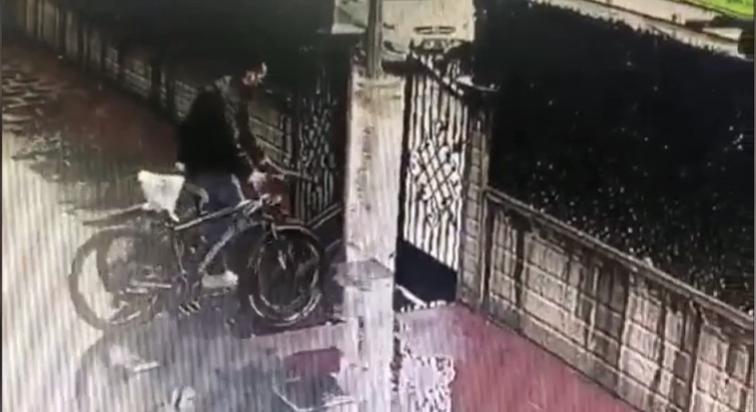 Bursa’da çaldığı bisikleti bisiklet sürerek götürdü Bursa’da bisikletle siteye gelen şüpheli, çaldığı bisikleti götürürken kameraya yakalandı. Olay, merkez Nilüfer ilçesinde meydana geldi. Edinilen ...