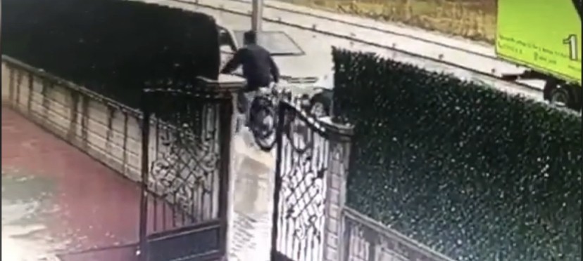 Bursa’da çaldığı bisikleti bisiklet sürerek götürdü Bursa’da bisikletle siteye gelen şüpheli, çaldığı bisikleti götürürken kameraya yakalandı. Olay, merkez Nilüfer ilçesinde meydana geldi. Edinilen ...