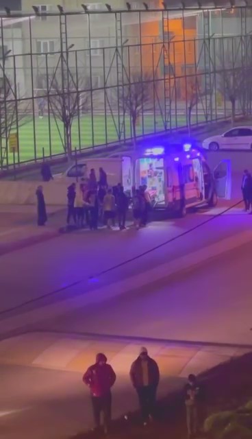 Bursa’da halı sahada maç oynayan bir kişi aniden fenalaştı Bursa’da halı saha maçı oynayan bir kişi aniden fenalaştı. Takım arkadaşlarının sağlık ekiplerine haber vermesiyle fenalaşan kişi ambulans ile ...