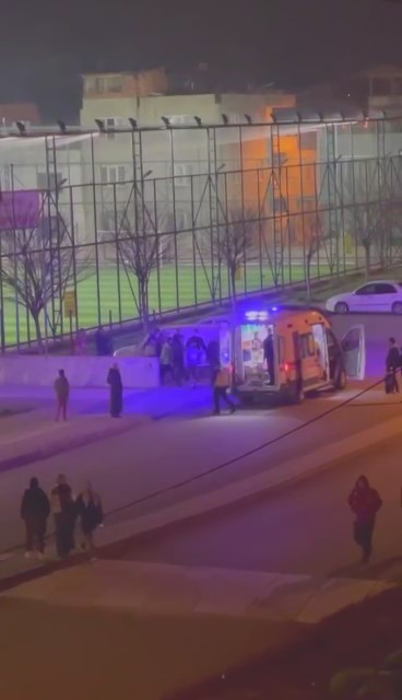 Bursa’da halı sahada maç oynayan bir kişi aniden fenalaştı Bursa’da halı saha maçı oynayan bir kişi aniden fenalaştı. Takım arkadaşlarının sağlık ekiplerine haber vermesiyle fenalaşan kişi ambulans ile ...