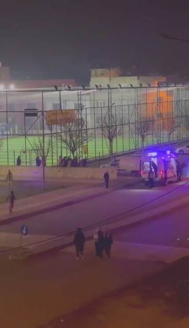 Bursa’da halı sahada maç oynayan bir kişi aniden fenalaştı Bursa’da halı saha maçı oynayan bir kişi aniden fenalaştı. Takım arkadaşlarının sağlık ekiplerine haber vermesiyle fenalaşan kişi ambulans ile ...