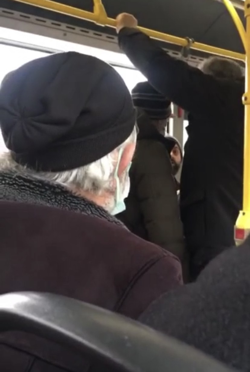 Bursa’da halk otobüsünde maske tartışması Bursa’da halk otobüsünde yolcular arasında maske tartışması diğer vatandaşların cep telefon kamerasına yansıdı. Olay, merkez Yıldırım ilçesinde ...