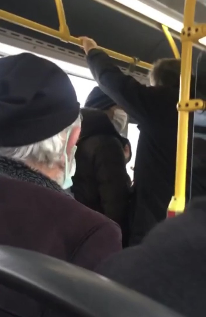 Bursa’da halk otobüsünde maske tartışması Bursa’da halk otobüsünde yolcular arasında maske tartışması diğer vatandaşların cep telefon kamerasına yansıdı. Olay, merkez Yıldırım ilçesinde ...