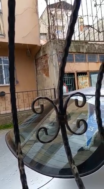 Bursa’da hırsızlar girdikleri yerden çıkamayınca demir korkulukları kırmaya çalıştı Bursa’da acemi hırsızlar, girdikleri yerde mahsur kalınca demir korkulukları kırmaya çalıştı. Merkez Osmangazi ilçesi Güneştepe Mahallesi’nde bir ...