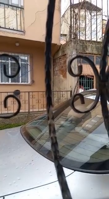 Bursa’da hırsızlar girdikleri yerden çıkamayınca demir korkulukları kırmaya çalıştı Bursa’da acemi hırsızlar, girdikleri yerde mahsur kalınca demir korkulukları kırmaya çalıştı. Merkez Osmangazi ilçesi Güneştepe Mahallesi’nde bir ...