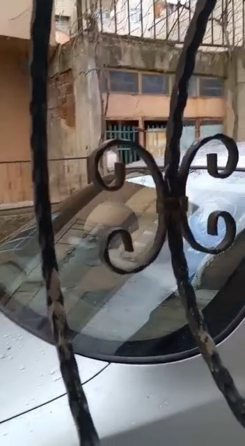 Bursa’da hırsızlar girdikleri yerden çıkamayınca demir korkulukları kırmaya çalıştı Bursa’da acemi hırsızlar, girdikleri yerde mahsur kalınca demir korkulukları kırmaya çalıştı. Merkez Osmangazi ilçesi Güneştepe Mahallesi’nde bir ...