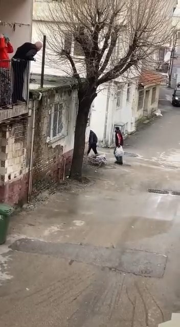 Bursa’da hırsızların rahat tavırları kameraya yansıdı Bursa’da demir parçalarını çalan hırsızların rahat tavırları kameraya yansıdı. Bursa’da iki hırsız çaldıkları malzemelerle kaçarken ...