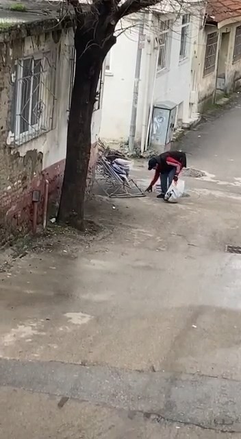 Bursa’da hırsızların rahat tavırları kameraya yansıdı Bursa’da demir parçalarını çalan hırsızların rahat tavırları kameraya yansıdı. Bursa’da iki hırsız çaldıkları malzemelerle kaçarken ...