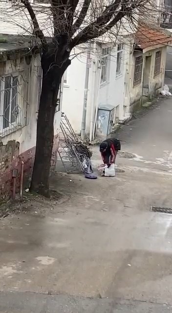 Bursa’da hırsızların rahat tavırları kameraya yansıdı Bursa’da demir parçalarını çalan hırsızların rahat tavırları kameraya yansıdı. Bursa’da iki hırsız çaldıkları malzemelerle kaçarken ...