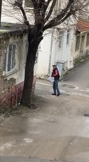 Bursa’da hırsızların rahat tavırları kameraya yansıdı Bursa’da demir parçalarını çalan hırsızların rahat tavırları kameraya yansıdı. Bursa’da iki hırsız çaldıkları malzemelerle kaçarken ...