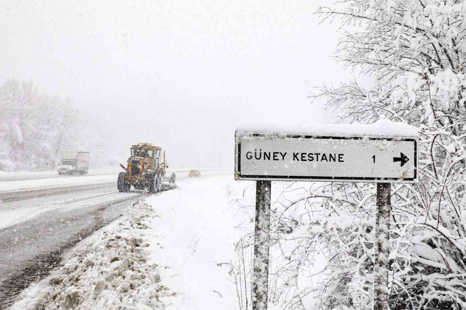 Bursa’da İstanbul istikametine kamyon ve tırların geçişine izin verilmiyor Bursa’da yoğun kar yağışı sebebiyle teyakkuzda bulunan ekipler, kapalı olan dağ ilçelerinin yollarını açmaya çalışıyor. Açılması gereken 10 köy ...